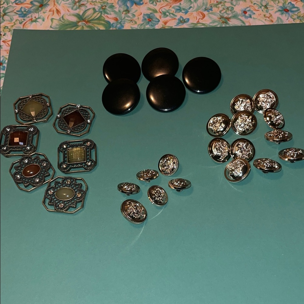 Vintage Buttons & trinkets ( 28)
